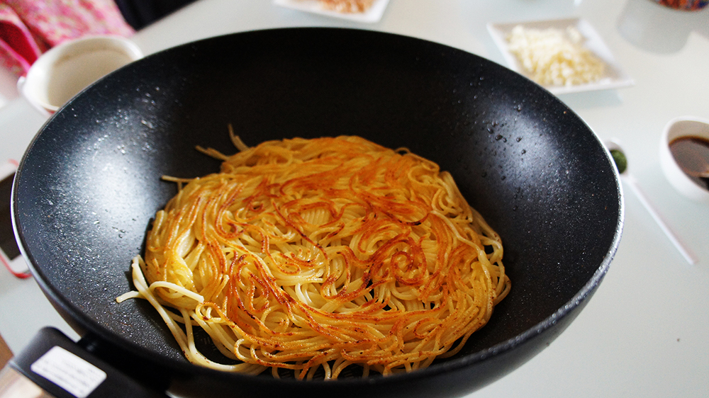 想夫恋風の焼きそばは、麺がパリフワでクセになります。