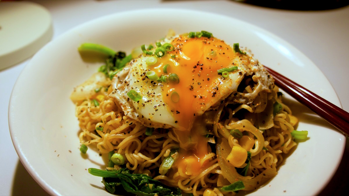 インスタントラーメンで作る「焼きラーメン」は安くて美味くて簡単！