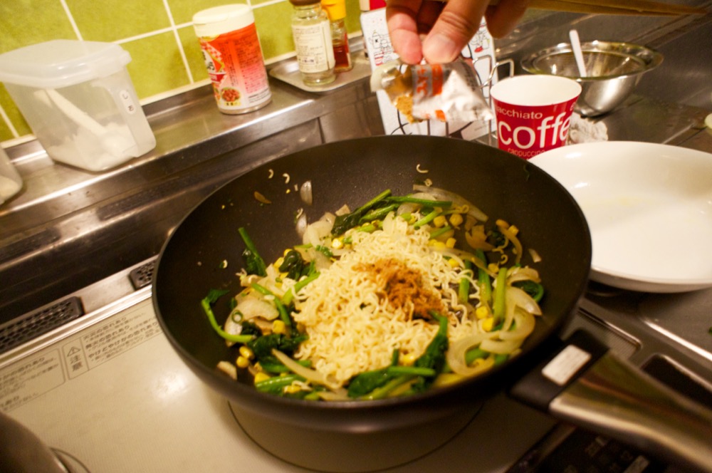 インスタントラーメンで作る「焼きラーメン」は安くて美味くて簡単！